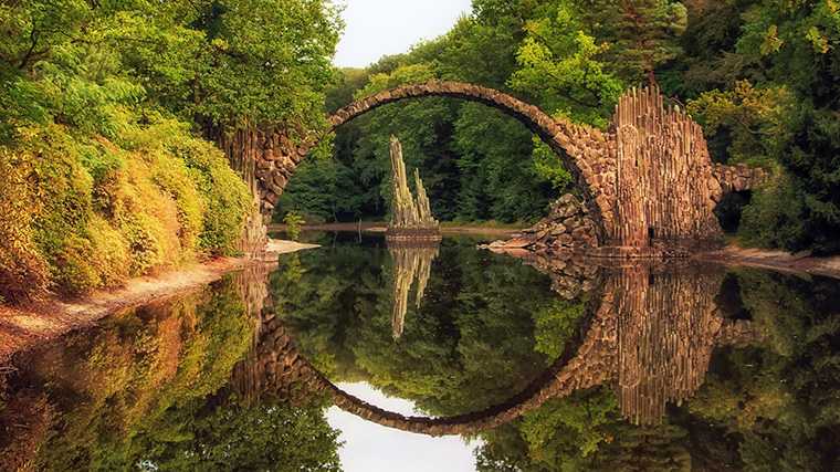 Merece la pena hacer una escapada en coche de alquiler desde Berlín para ver el reflejo del puente Rakotz.