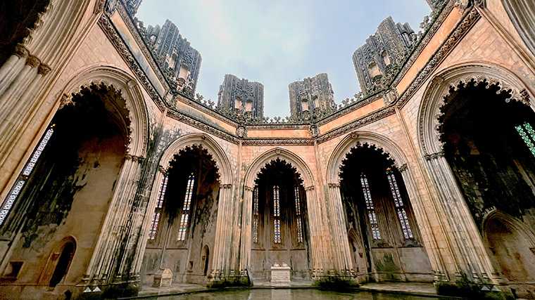 Se puede llegar fácilmente al monasterio de Batalha desde Lisboa en coche de alquiler.