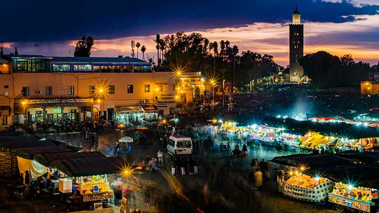 La place centrale Djemaa el Fna à Marrakech est très animée le soir.