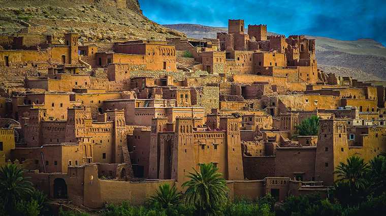 Si tu loues une voiture au Maroc, tu peux facilement te rendre au ksar d'Aït-Ben-Haddou, un lieu digne d'un film.