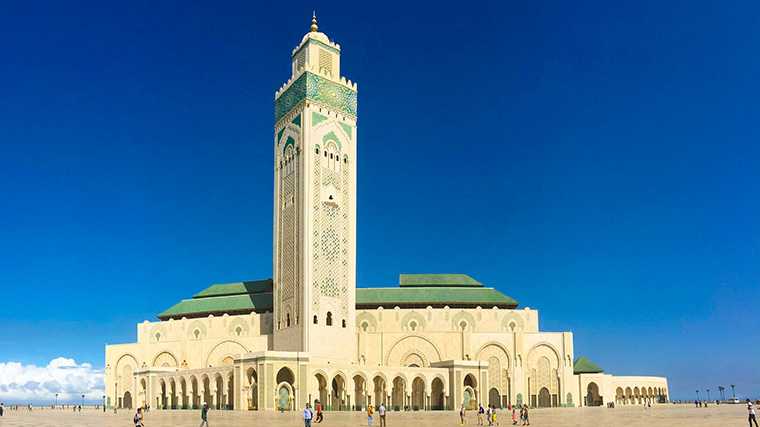L'imposante mosquée Hassan II, située juste au bord de l'océan Atlantique à Casablanca.