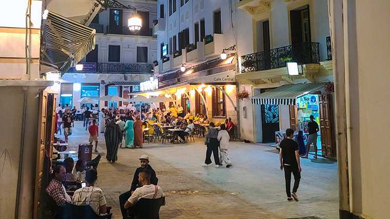 Des terrasses sympas sur la petite place du Petit Socco à Tanger.