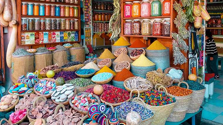 De délicieux parfums dans les médinas colorées du Maroc.