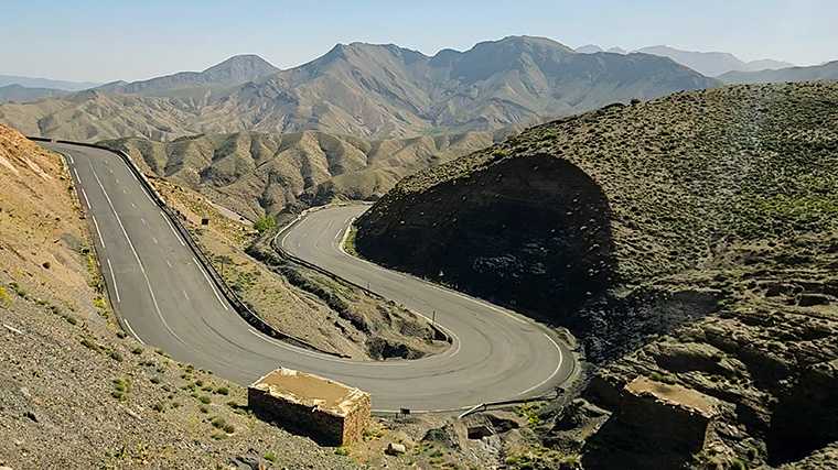Traverse le col de Tizi n’Tichka dans le Haut Atlas, entre Marrakech et Ouarzazate, au volant de ta voiture de location.
