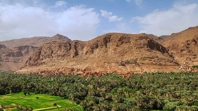 En voiture de location, tu peux parcourir la vallée du Dadès au Maroc, au milieu des oasis, des kasbahs et des rochers aux formes capricieuses.