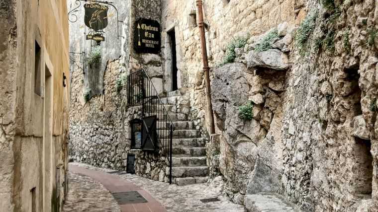 C'est un vrai plaisir de flâner dans les vieilles ruelles étroites d'Èze, sur la Côte d'Azur.
