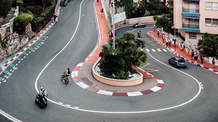 Non, tu ne peux pas rouler aussi vite qu'en Formule 1, mais c'est quand même sympa de prendre ce virage à Monaco avec ta voiture de location.