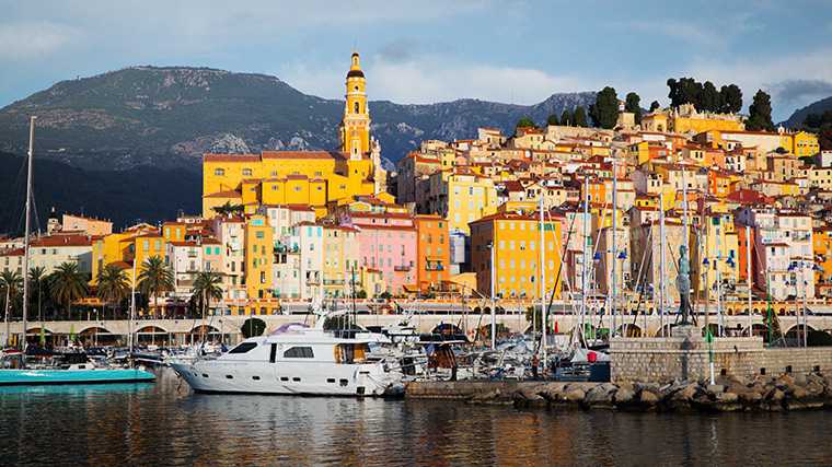 Les maisons colorées de Menton, surplombées par la basilique Saint-Michel-Archange.