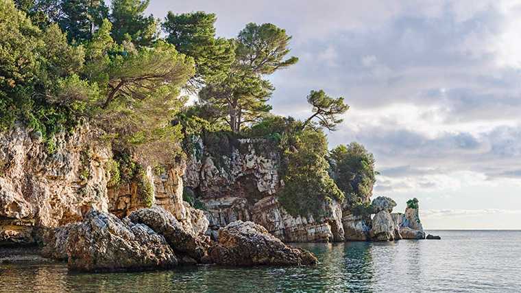 N'oublie pas d'aller découvrir les superbes paysages naturels du Cap d'Antibes avec ta voiture de location.