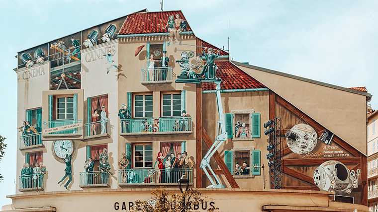 Même les fresques murales à Cannes sont placées sous le signe du cinéma.