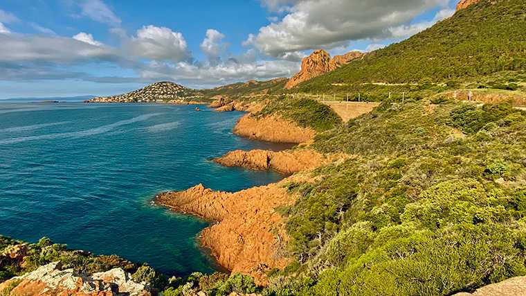 La Route d'Or (Corniche d'Or) longe la côte rocheuse sauvage aux couleurs magnifiques du massif de l'Esterel.