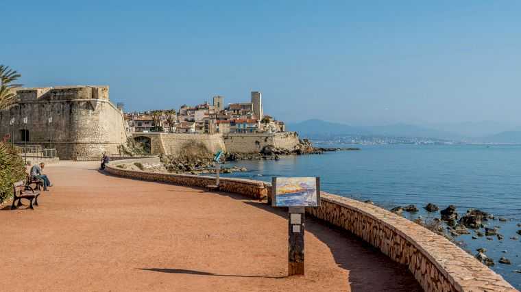 Déjà autrefois, les peintres s'inspiraient de la vue sur les remparts de Nice.