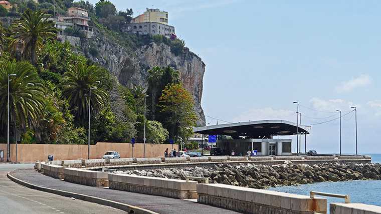 Depuis Menton, tu peux facilement te rendre en Italie en voiture de location, à condition d'avoir l'autorisation de passer la frontière.