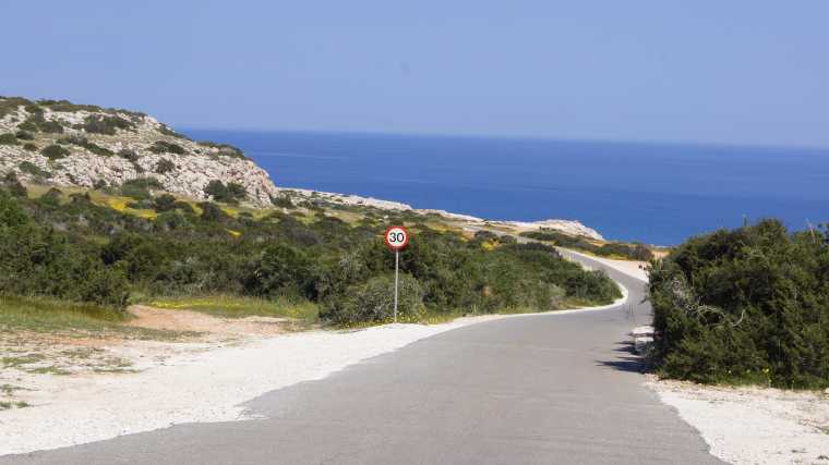 Terrazas en Zik Zak, una callejuela de Limassol que, efectivamente, discurre en zigzag.