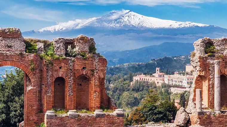 El símbolo por excelencia de Sicilia: el volcán Etna, visto desde el anfiteatro de Taormina.