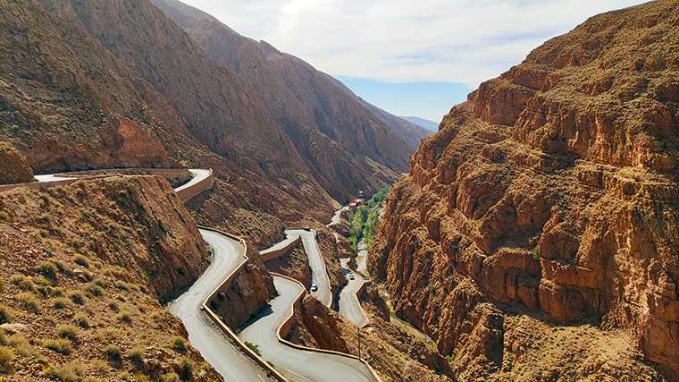 Si te gusta conducir por curvas cerradas con un coche de alquiler, el valle del Dadès te va a encantar.
