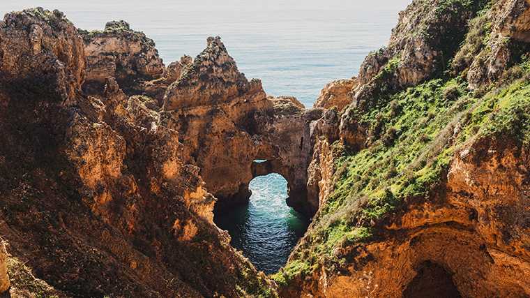 Las caprichosas rocas de Ponta da Piedade, en la costa de Lagos. (Foto: https://unsplash.com/@artemioz)