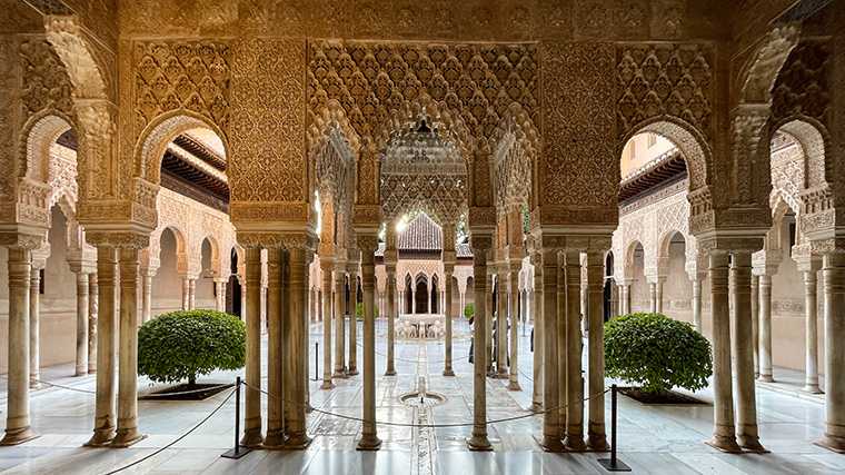 La Alhambra de Granada es un complejo palaciego increíblemente impresionante.