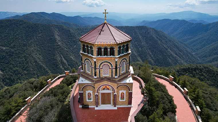 Het klooster van Kykkos torent hoog uit boven het Troödosgebergte op Cyprus. (Foto: https://unsplash.com/@athina_vr)