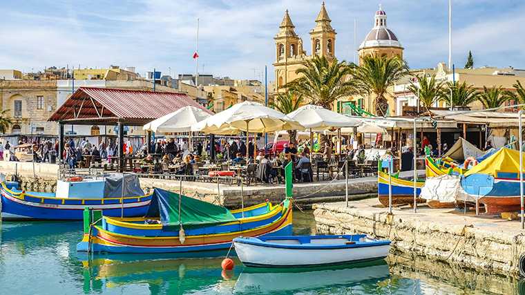 Marsaxlokk is slechts één van de vele, gezellige havenstadjes op Malta. (Foto: https://unsplash.com/@calinstan)
