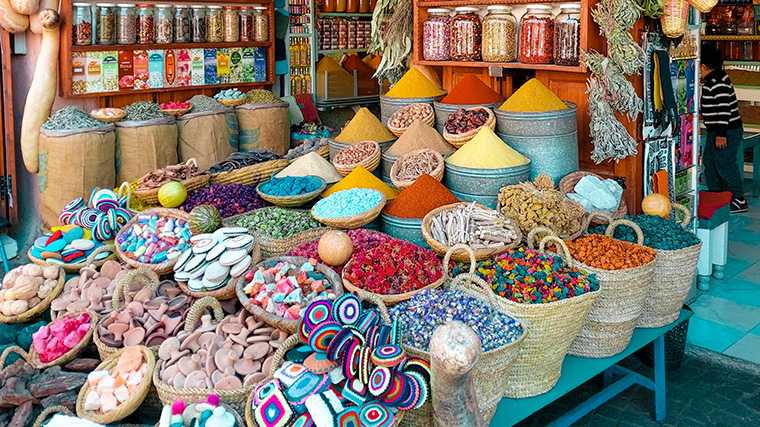 Marokkaanse medina’s zijn vol kleuren en geuren. (Foto: https://unsplash.com/@zakariaedaoui)
