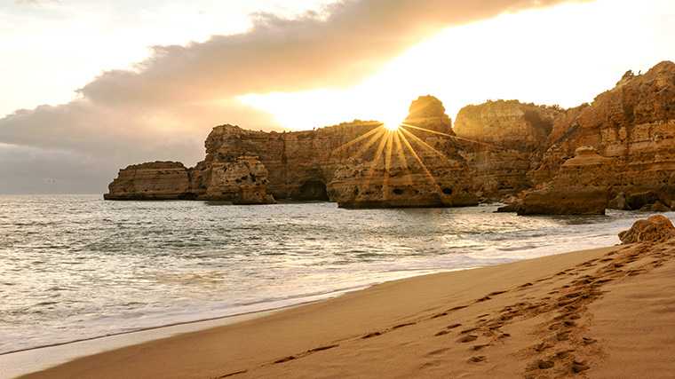 Een van de mooiste stranden van de Algarve: Praia de Marinha. (Foto: https://unsplash.com/@timtencate)