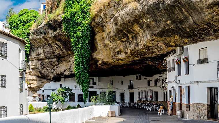 Behalve de historische steden staat Andalusië bekend om de sfeervolle witte dorpjes, zoals Setenil de las Bodegas.