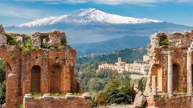Vanuit Taormina heb je mooi uitzicht op hét symbool van Sicilië: de vulkaan Etna.
