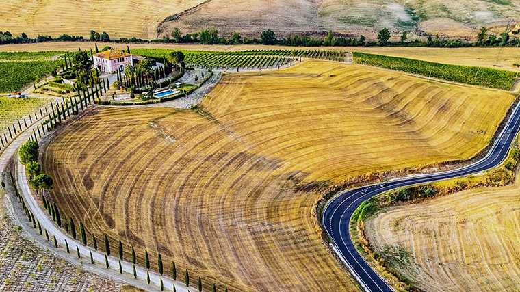 Heerlijk rijden met een huurauto door de Val d’Orcia in Toscane, Italië.