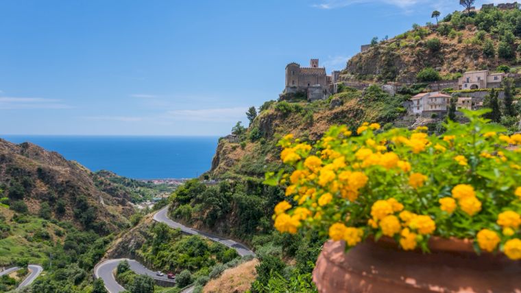 Veel haarspeldbochten in het bergachtige noordoosten van Sicilië, zoals hier bij Savoca