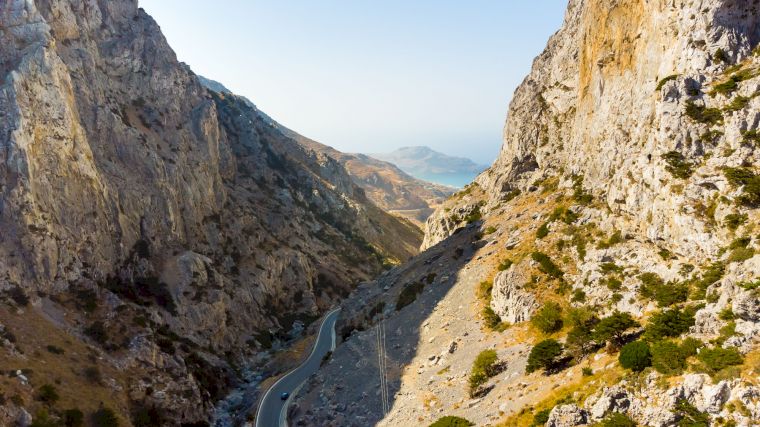 De weg door de Kourtaliotiko-kloof op Kreta