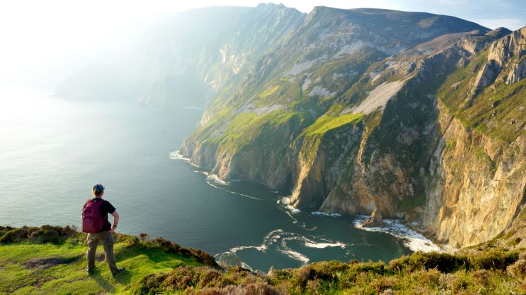 De prachtige kustroute Wild Atlantic Way voert onder meer langs de hoogste kliffen van Ierland, Slieve League (Iers: Sliabh Liag).