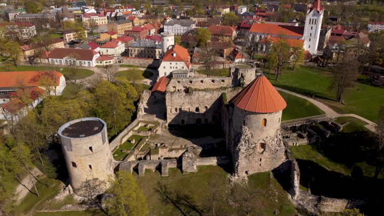Het stadje Cēsis, met een middeleeuws kasteel, wordt omringd door het grootste nationale park van Letland, Gauja