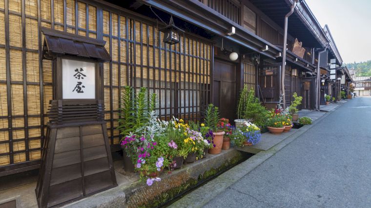 Japans theehuis in straat met oude houten huizen in Takayama