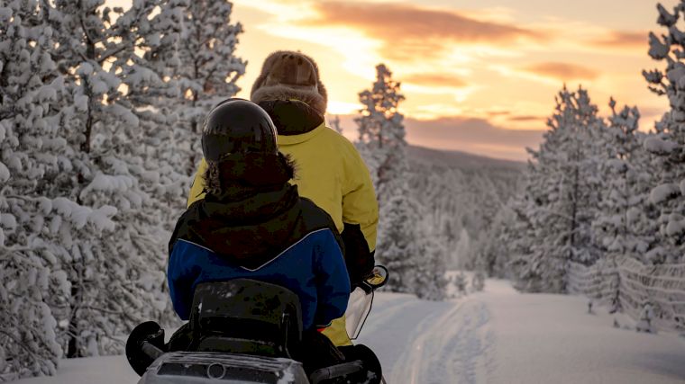 Even iets anders dan een huurauto besturen in Finland: sneeuwscooter rijden