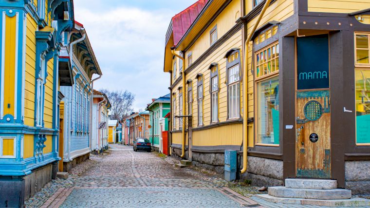 De kleurrijke houten huizen in het centrum van Rauma staan op de Werelderfgoedlijst van UNESCO.