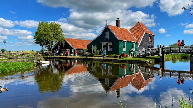 Groene houten huizen zijn typisch voor de Zaanstreek