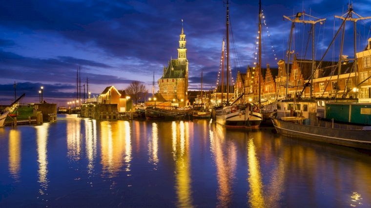 De haven van Hoorn met de Hoofdtoren en oude zeilschepen