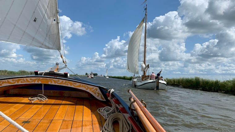 In Friesland kun je tochten maken met moderne en historische zeilboten