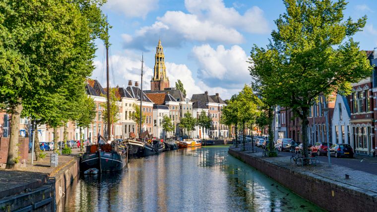 Hoge en Lage der A in Groningen met op de achtergrond de toren van de A-kerk.