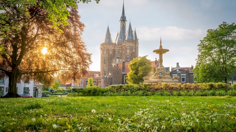 De historische Sassenpoort van de vroegere vestingstad Zwolle