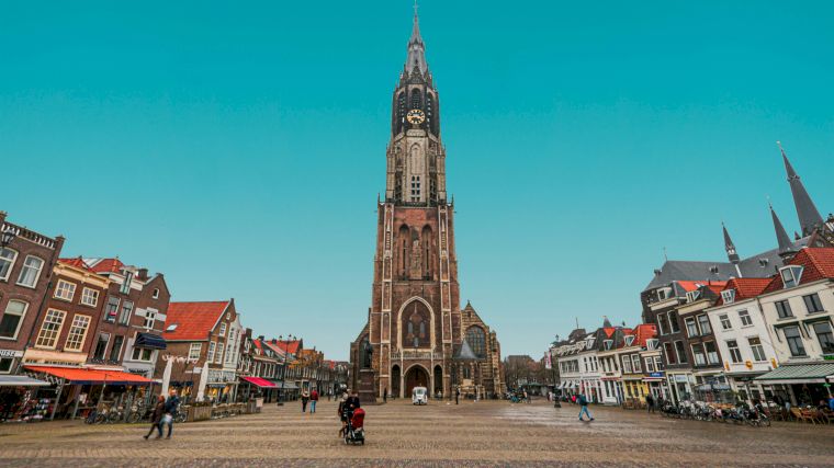 De Markt in het centrum van Delft wordt overheerst door de toren van de Nieuwe Kerk