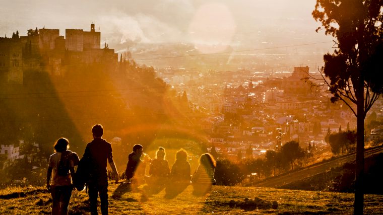 Het Alhambra en Granada bij zonsondergang.