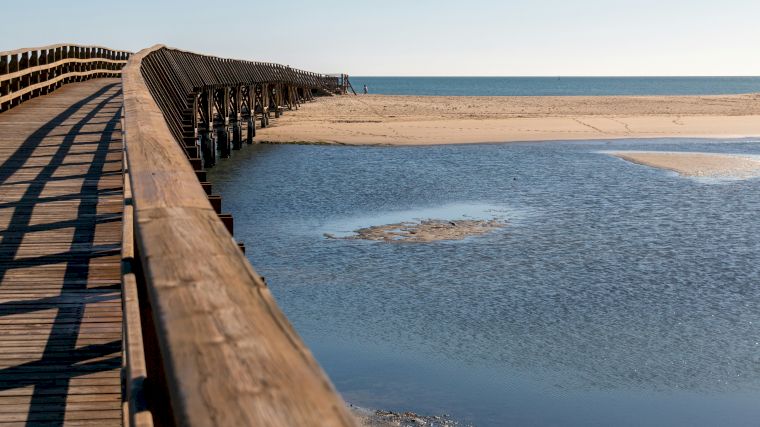 Een houten loopbrug op het strand bij Isla Cristina aan de Costa de la Luz