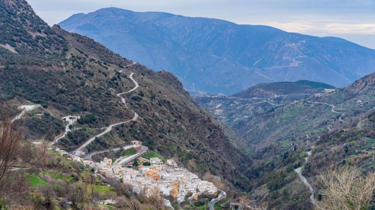 Diepe valleien bij het dorpje Pampaneira in de Sierra Nevada