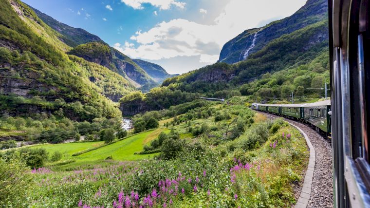 Laat je huurauto achter in Flåm voor een van de mooiste treinreizen in Europa