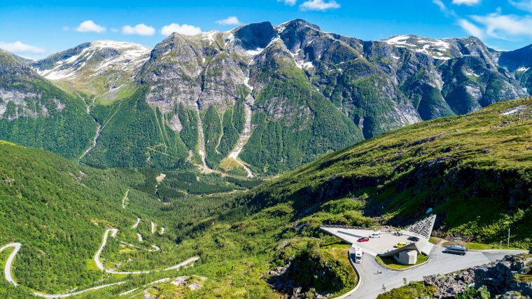 De slingerende weg en het uitzichtpunt Gaularfjellet