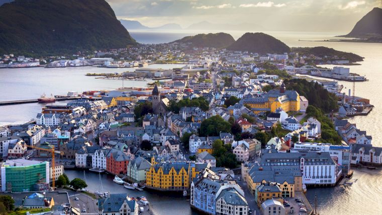 Het mooie en gezellige Ålesund ligt op verschillende eilanden