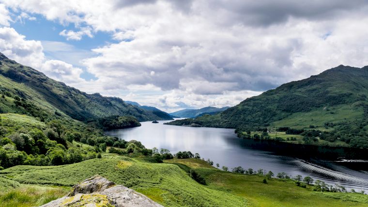 Met een huurauto kun je prachtige tochten maken langs de vele lochs in Schotland