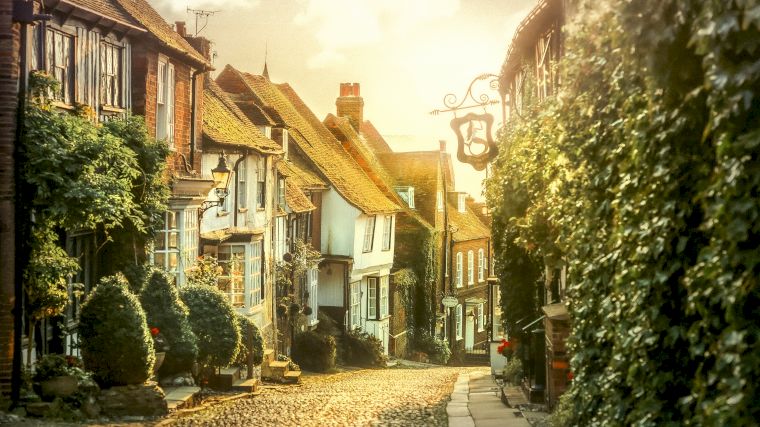 De huizen aan Mermaid Street in Rye, mooi belicht door de avondzon